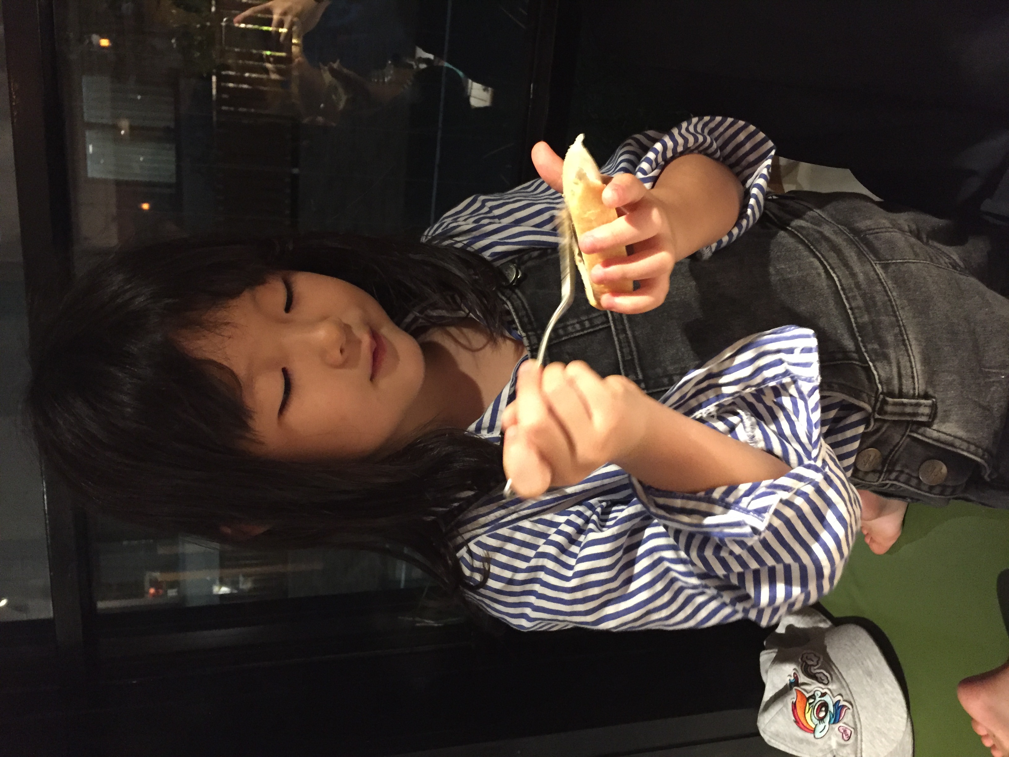 レバーペーストを塗る長女